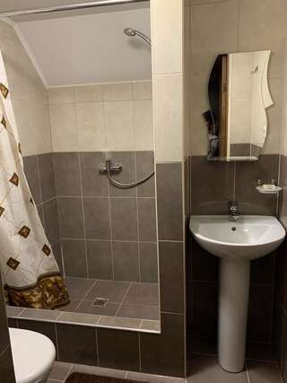 Отель Вишиванка Делятин Трехместный номер с собственной ванной комнатой-3
